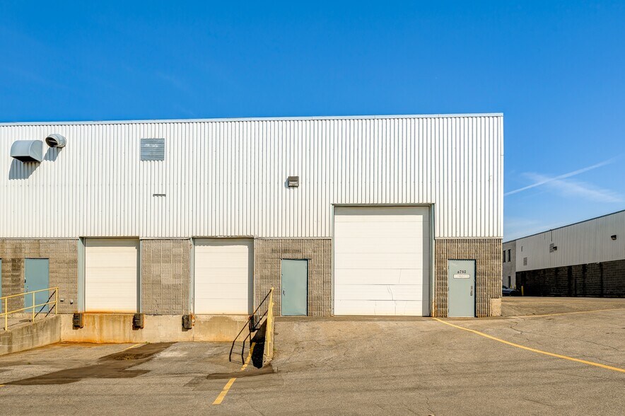 More Photos Of 8740-8754 Boul Pie IX, Montréal Warehouse For Lease
