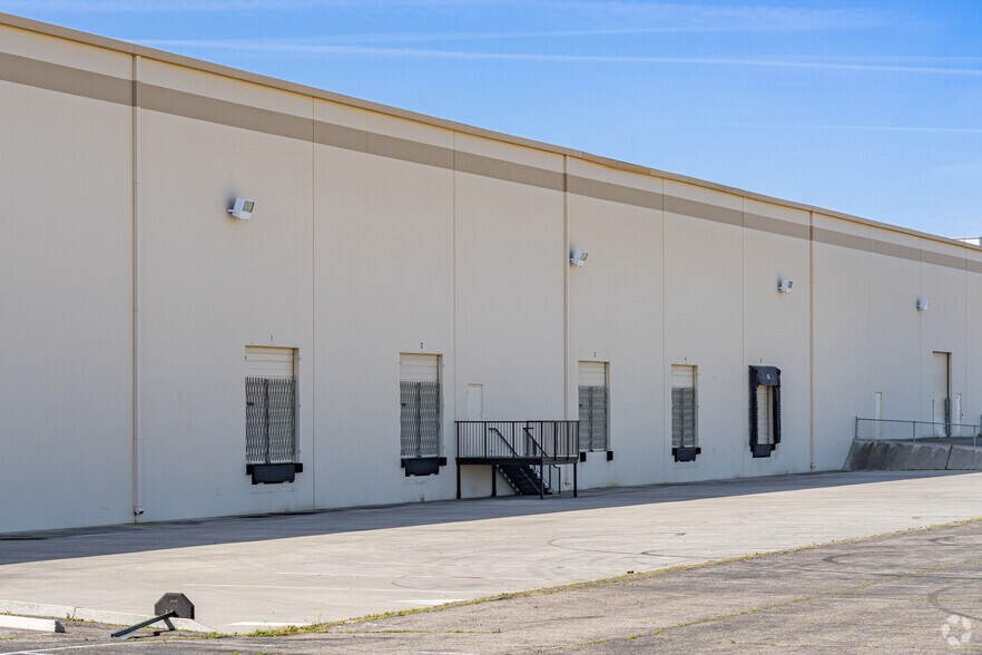 More Photos Of 8505 W Doe Ave, Visalia Distribution For Lease