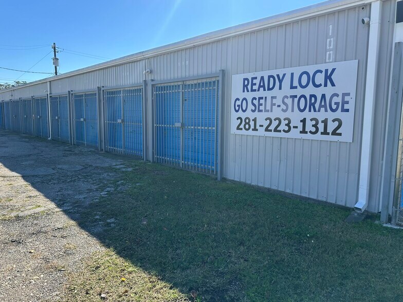 More Photos Of 150 Live Oak St, Webster Self Storage For Sale