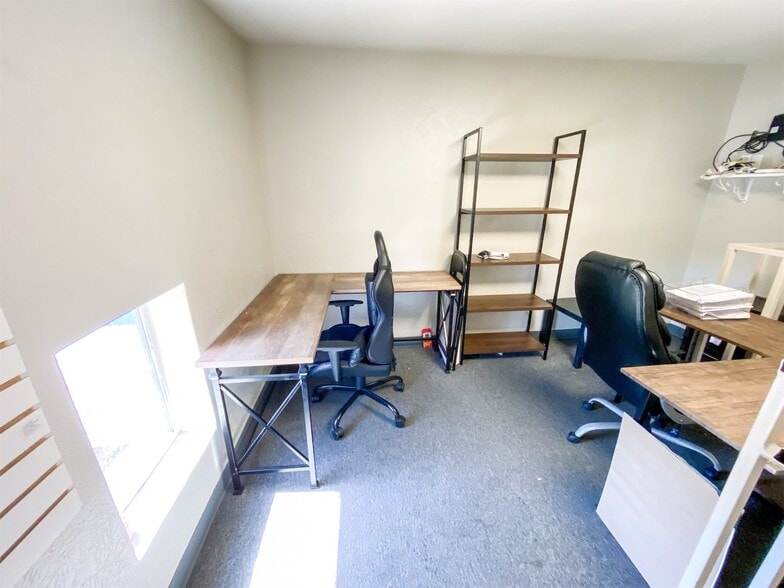 More Photos Of 916 S Locust St, Denton Warehouse For Lease