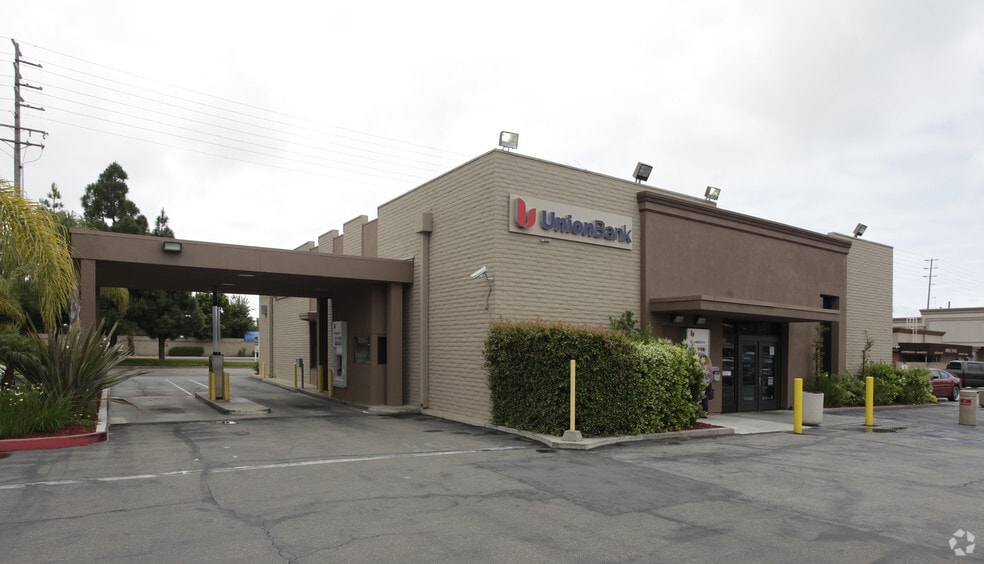 More Photos Of 8899 Adams Ave, Huntington Beach Bank For Lease