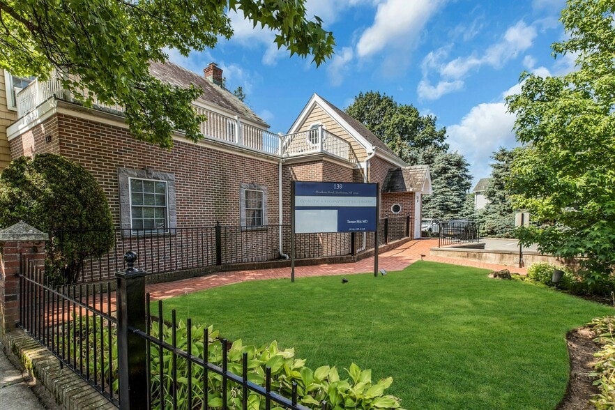 More Photos Of 139 Plandome Rd, Manhasset Medical For Sale