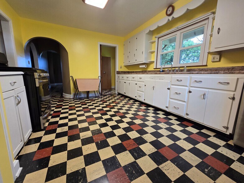 More Photos Of 368 Pittsburgh Rd, Butler Flex For Sale