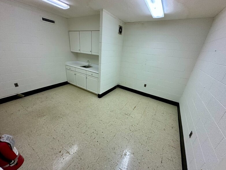 More Photos Of 1702 Battleground Ave, Greensboro Bank For Lease