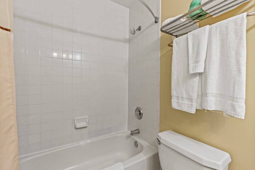More Photos Of 30 Colonial Ave, Colonial Beach Hotel For Sale
