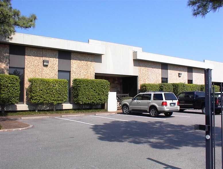 More Photos Of 3095-3101 Directors Row, Memphis Showroom For Lease