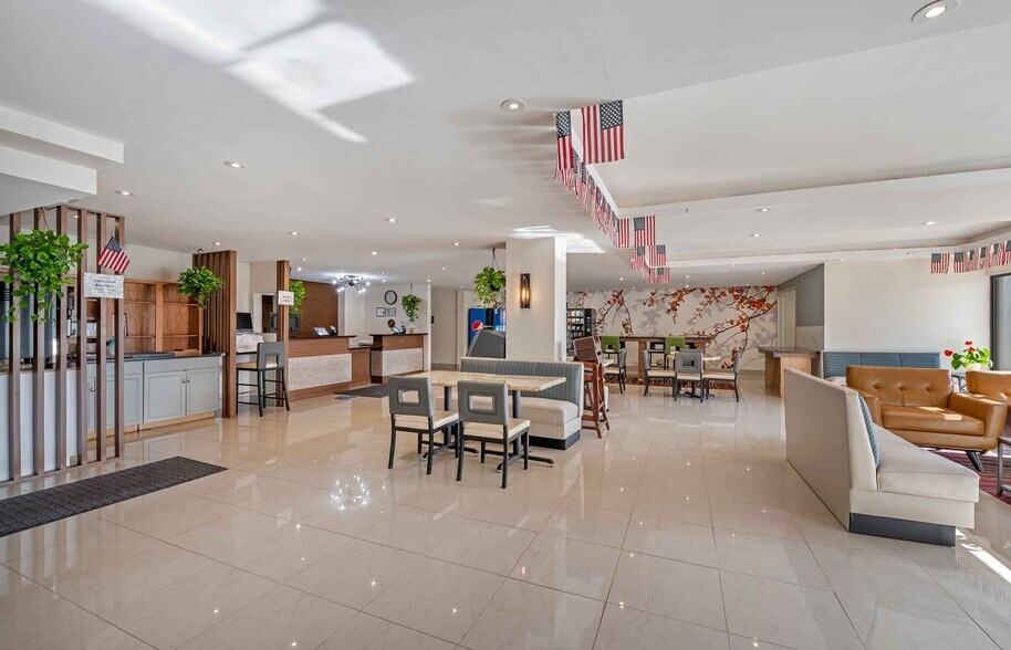 More Photos Of 3185 S Dirksen Pkwy, Springfield Hotel For Sale