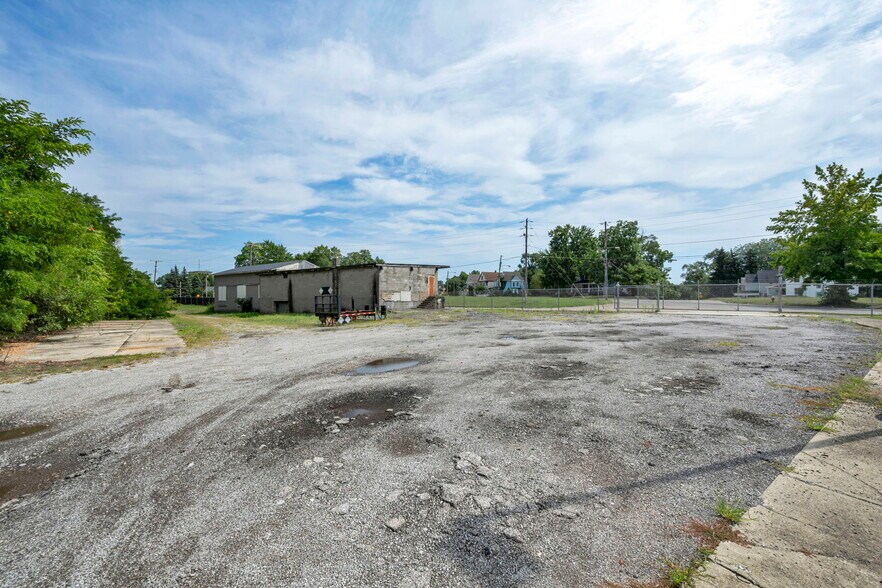 More Photos Of 215 W Bridge St, Elyria General Retail For Sale