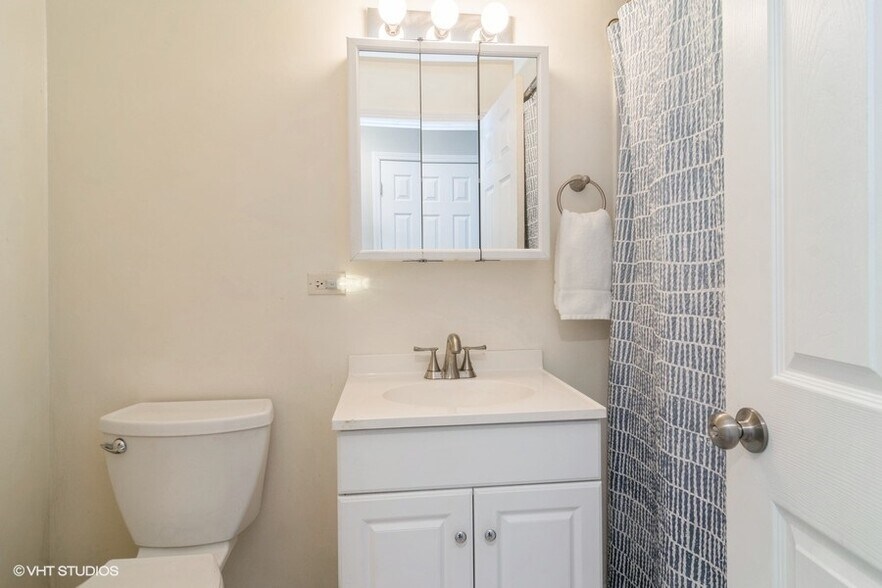 More Photos Of 8003 W Foster Ln, Niles Apartments For Sale