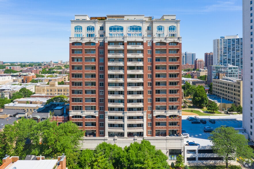 More Photos Of 828 W Grace St, Chicago Apartments For Lease