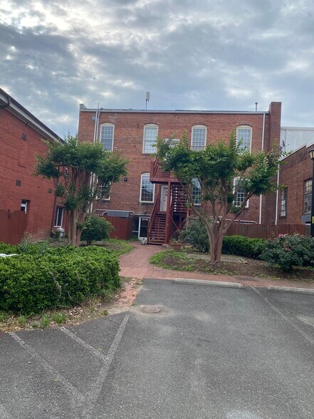 More Photos Of 221-223 N Salem St, Apex Storefront Retail Office For Lease