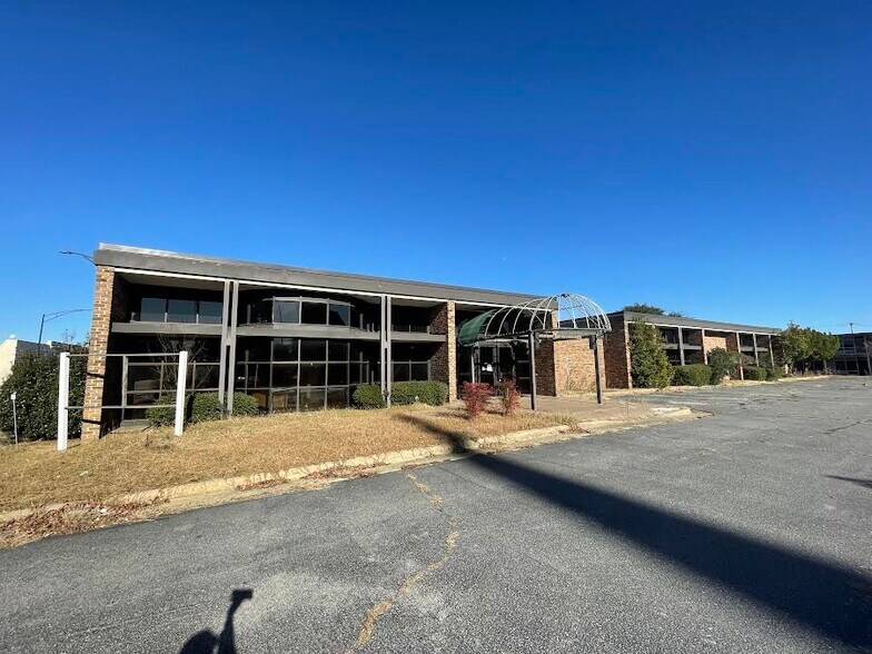 Primary Photo Of 215 N Church St, Rocky Mount Hotel For Sale