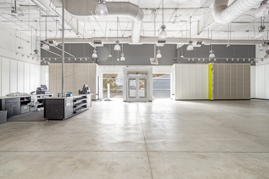 More Photos Of 402 Carr Ln, Espanola Freestanding For Lease