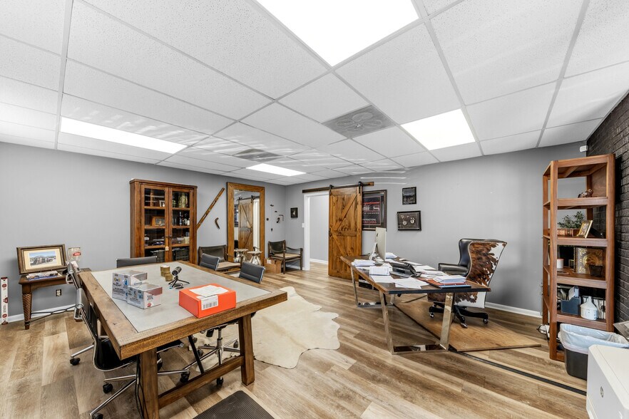 More Photos Of 308 W College St, Pulaski Flex For Sale