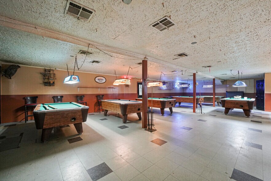 More Photos Of 200 S Frazier St, Conroe Bar For Sale