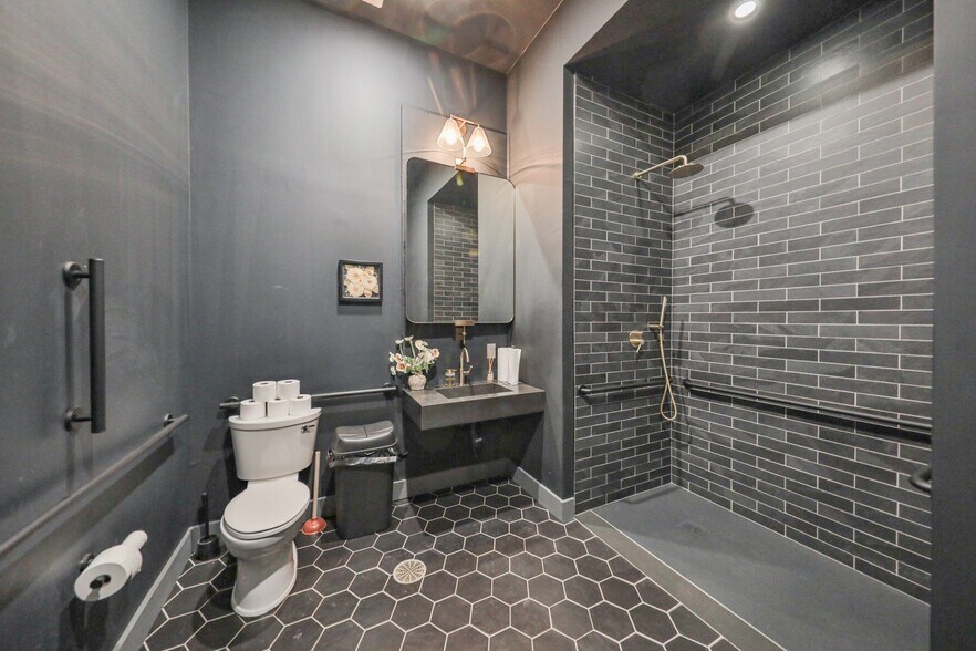 More Photos Of 913-925 Northampton St, Easton Storefront For Sale