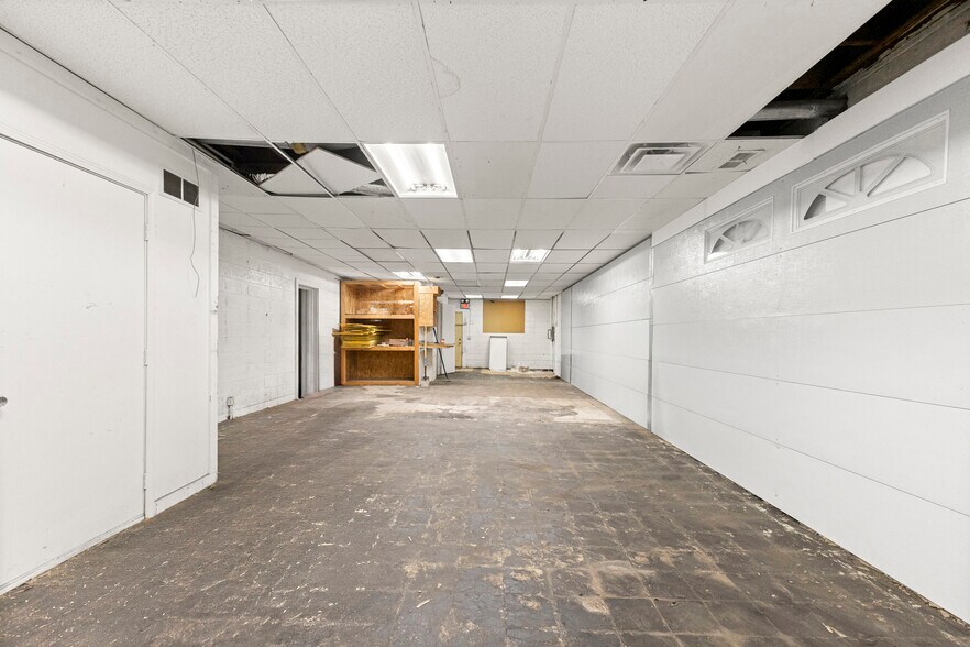More Photos Of 26905 Plymouth Rd, Redford Township Freestanding For Lease