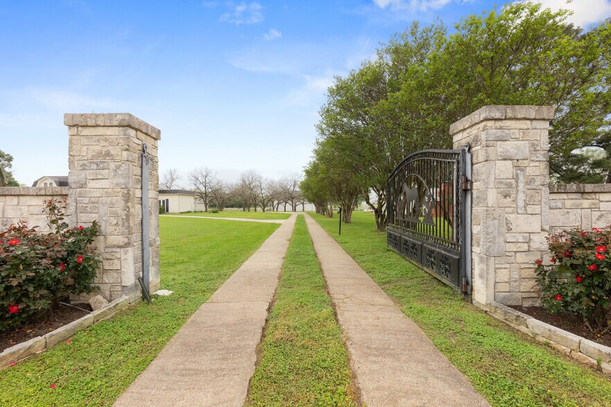 More Photos Of 53447 Highway 290, Hempstead Specialty For Sale