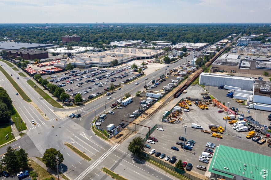 More Photos Of 99 Commercial Ave, Garden City Land For Lease