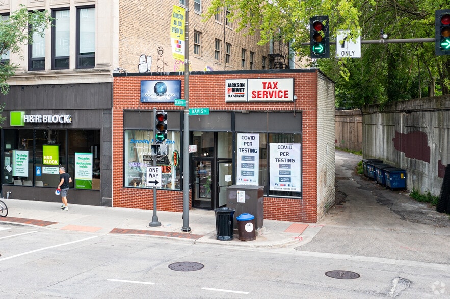 More Photos Of 830 Davis St, Evanston Freestanding For Lease