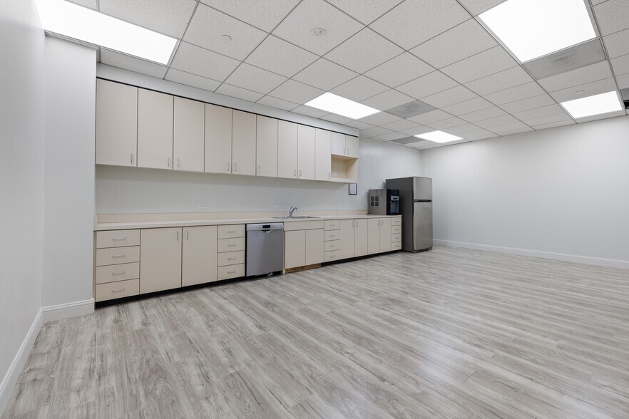 More Photos Of 17 S Briar Hollow Ln, Houston Office Residential For Lease