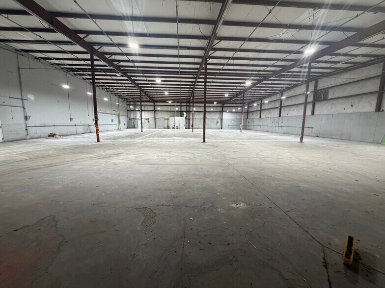 More Photos Of 2402 Clark St, Apopka Manufacturing For Lease