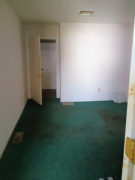 More Photos Of 652 S Broadway St, Forest City Medical For Sale