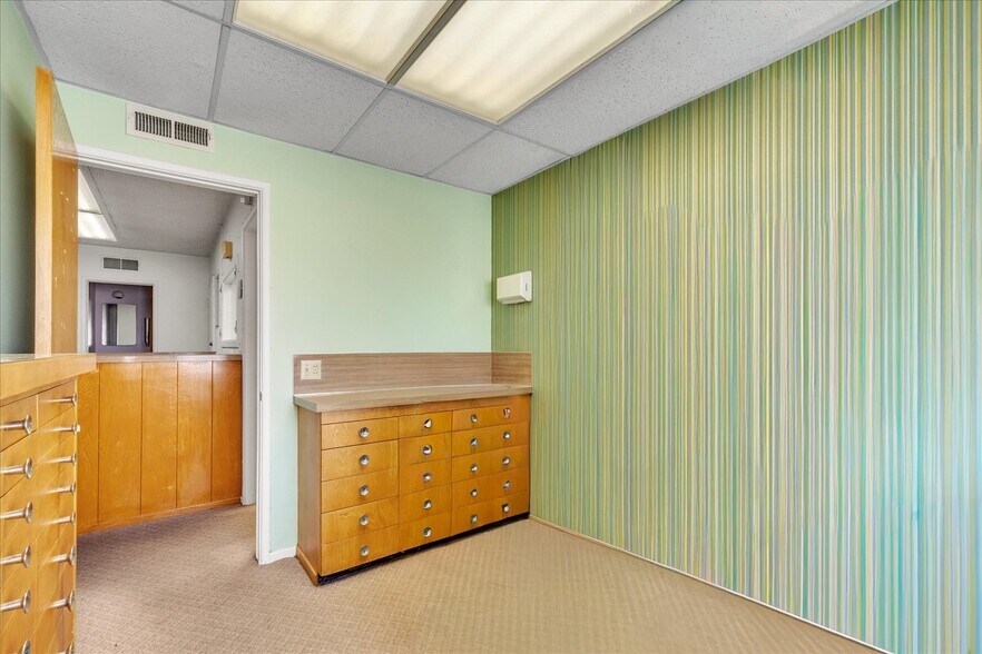 More Photos Of 18032 Ventura Blvd, Encino Medical For Lease