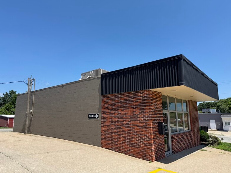 More Photos Of 619 Holiday Plz, Lansing Office For Lease
