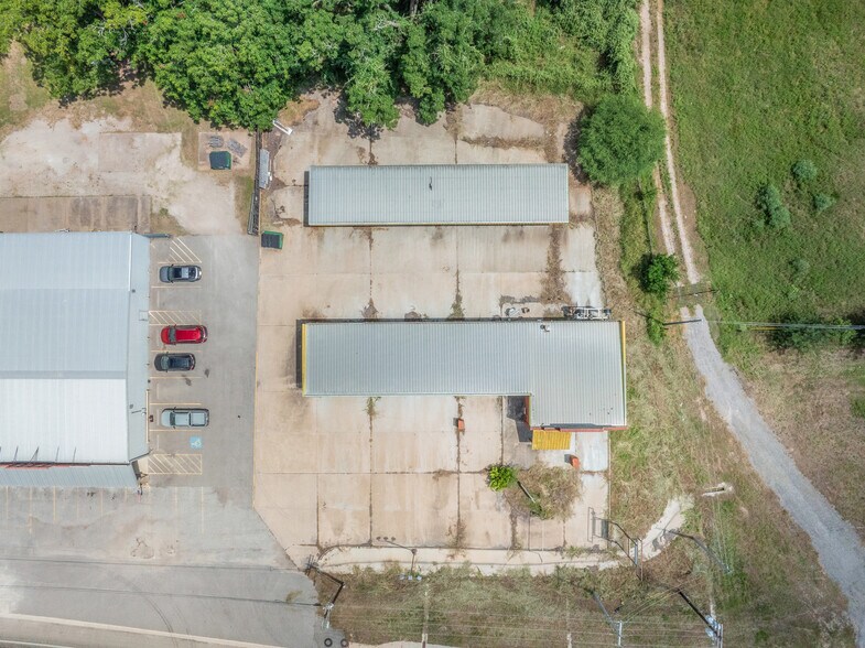 More Photos Of 621 W Travis St, La Grange Carwash For Sale