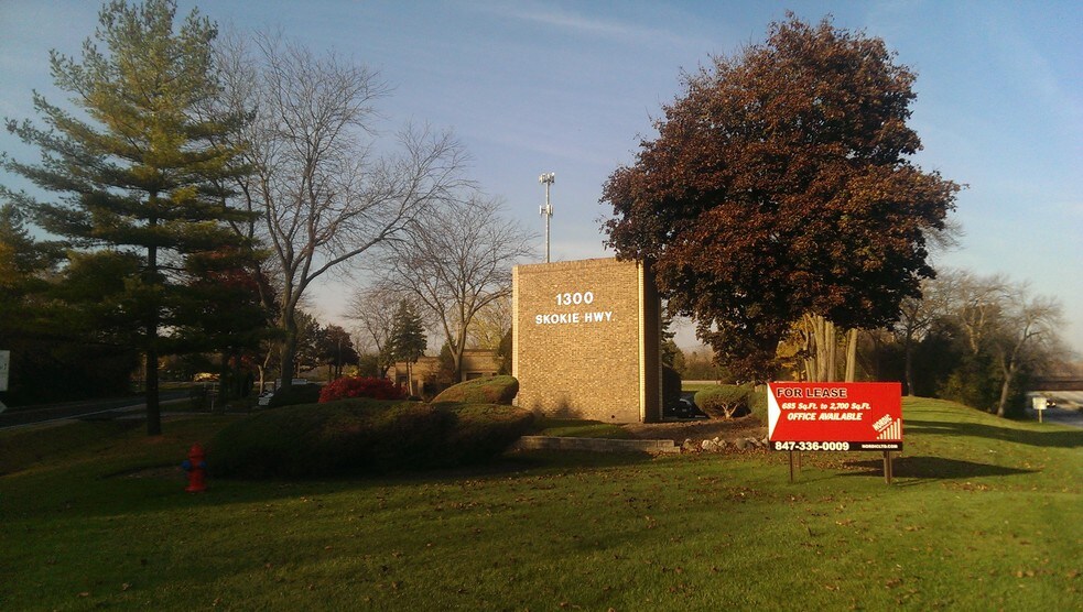 Primary Photo Of 1300 N Skokie Hwy, Gurnee Light Manufacturing For Lease