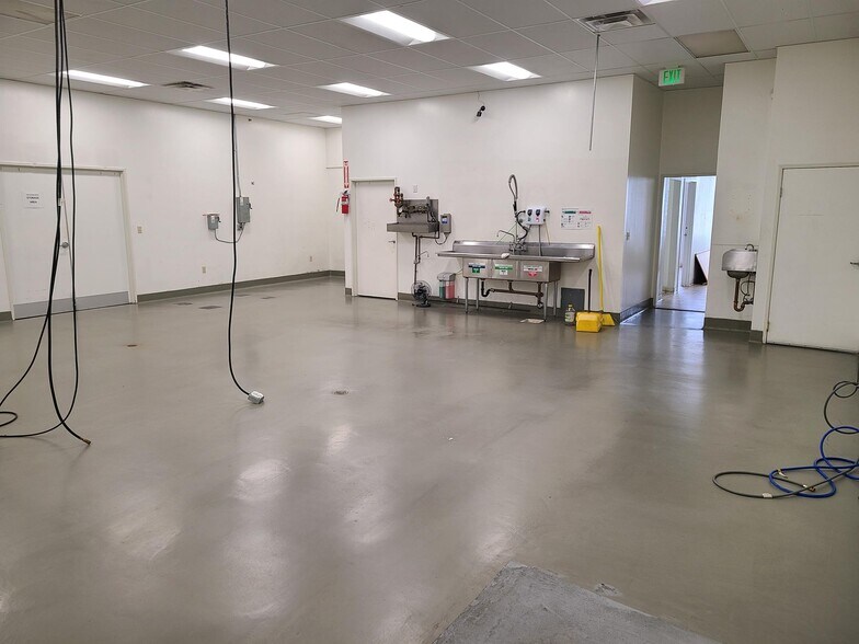 More Photos Of 19521 Business Center Dr, Northridge Warehouse For Lease