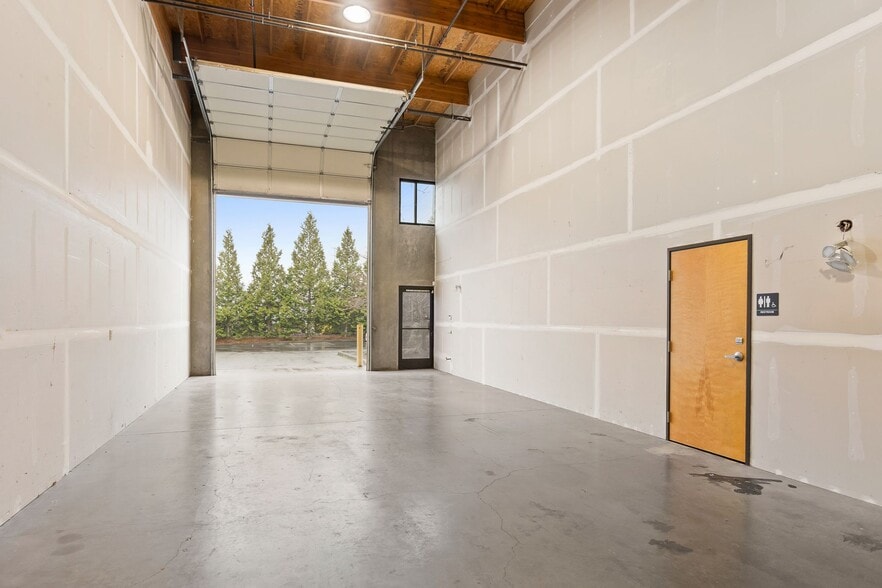 More Photos Of 5070 NE 59th Ave, Hillsboro Warehouse For Lease