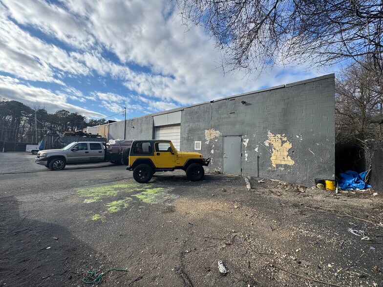More Photos Of 1359-1365 Straight Path, Wyandanch Warehouse For Lease