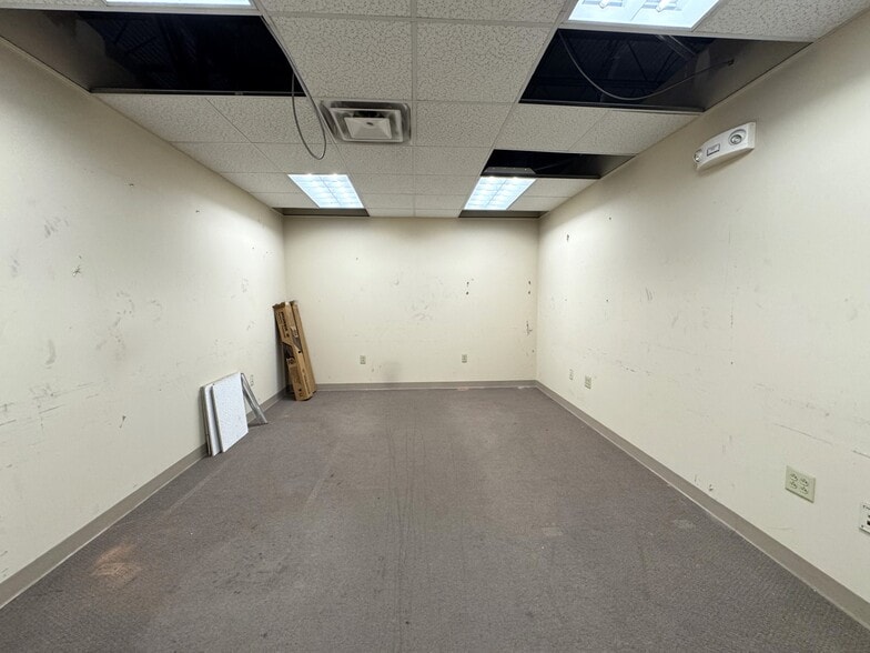 More Photos Of 4 Betty St, Everett Flex For Lease