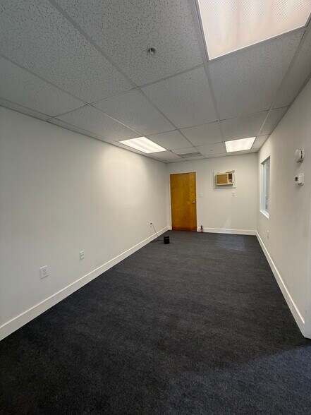 More Photos Of 410-446 NW Lake Whitney Pl, Port Saint Lucie Light Distribution For Lease