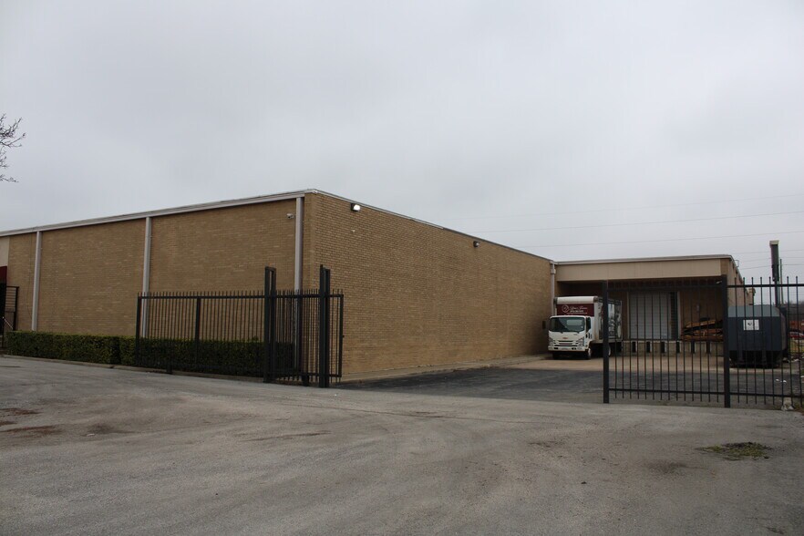 More Photos Of 3910 W Camp Wisdom Rd, Dallas Storefront For Sale