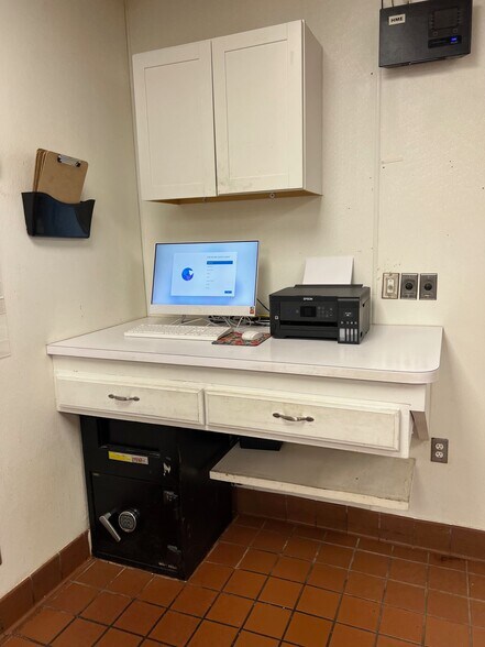 More Photos Of 10811 NE 23rd St, Spencer Restaurant For Lease