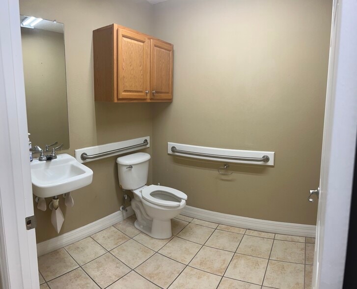 More Photos Of 6105 Deltona Blvd, Spring Hill Medical For Lease