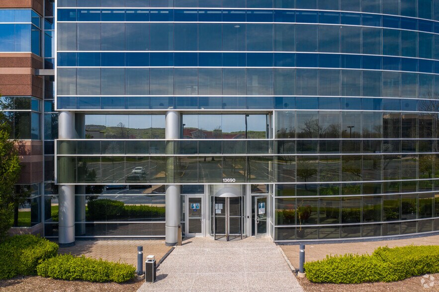 More Photos Of 13640-13690 Riverport Dr, Maryland Heights Office For Lease