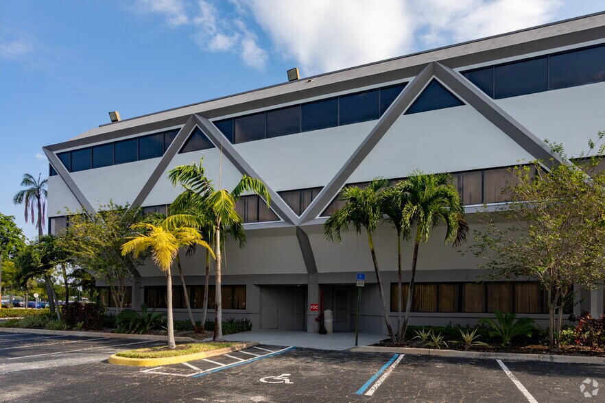 More Photos Of 2200 W Commercial Blvd, Fort Lauderdale Office For Lease