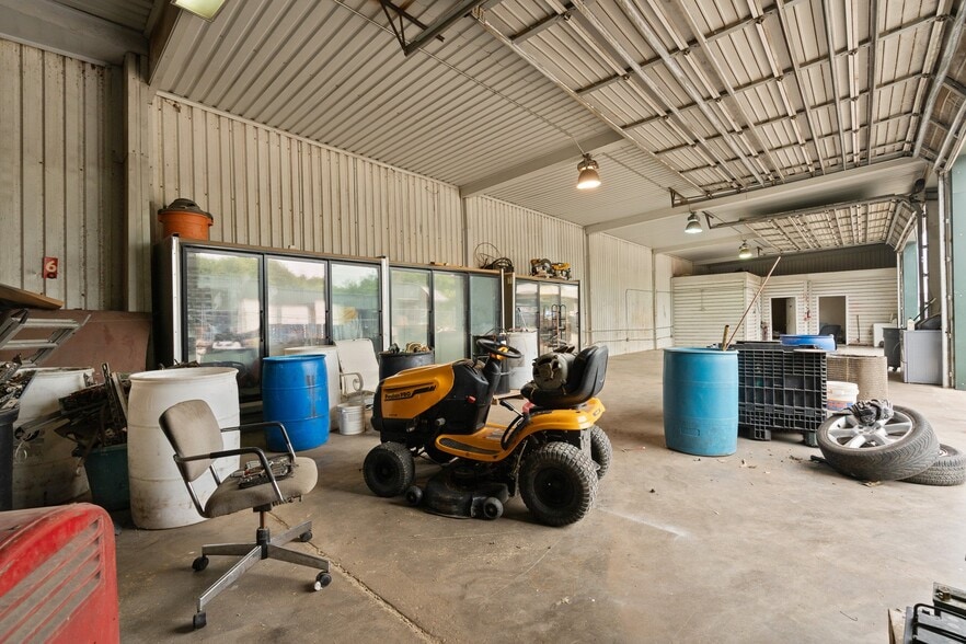 More Photos Of 308 Thomas Pl, Everman Warehouse For Sale