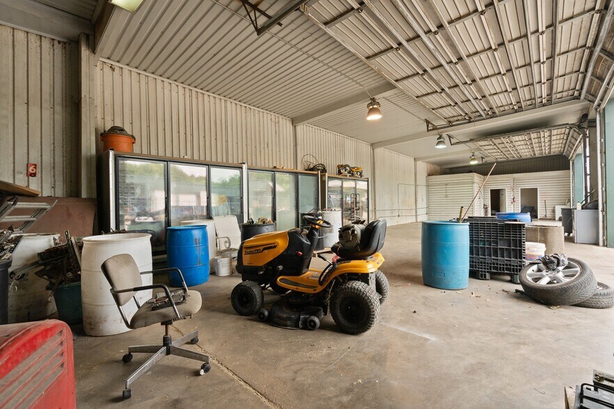 More Photos Of 308 Thomas Pl, Everman Warehouse For Sale