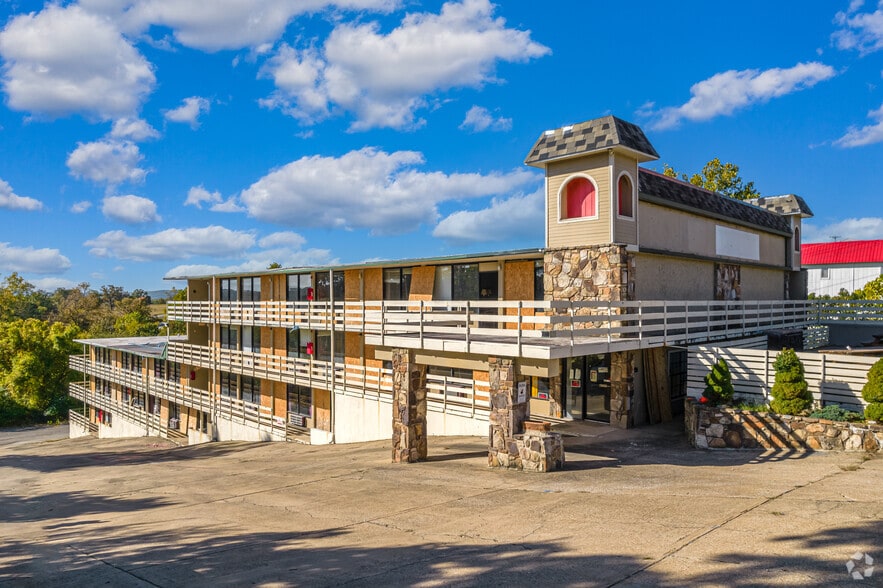 Primary Photo Of 1900 W 76 Country Blvd, Branson Hotel For Sale