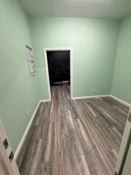 More Photos Of 14529 Archwood St, Van Nuys Storefront Retail Office For Lease