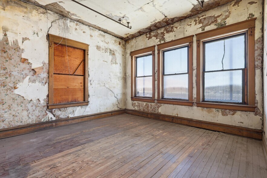 More Photos Of 117 E 4th St, Joplin Office For Sale