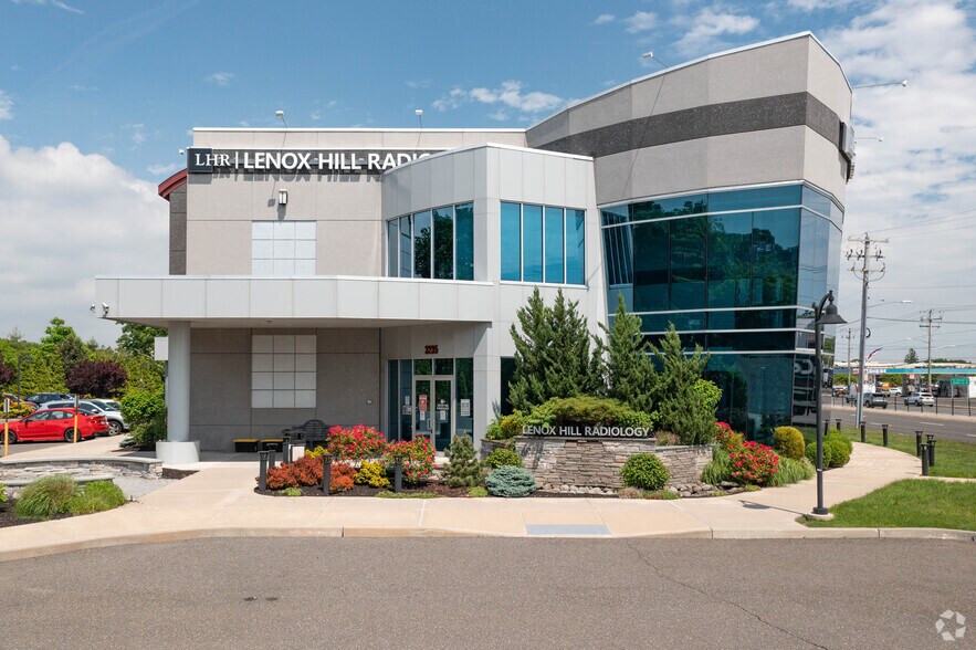 Primary Photo Of 3235 Hempstead Tpke, Levittown Medical For Sale