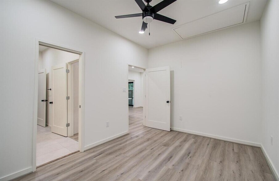 More Photos Of 4006 Navigation Blvd, Houston Office Residential For Lease