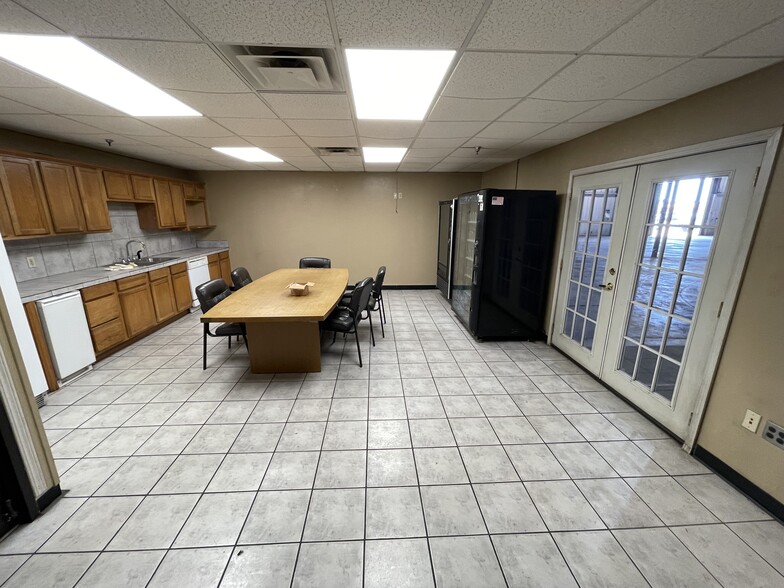 More Photos Of 8009 S I 35 Service Rd, Oklahoma City Manufacturing For Lease