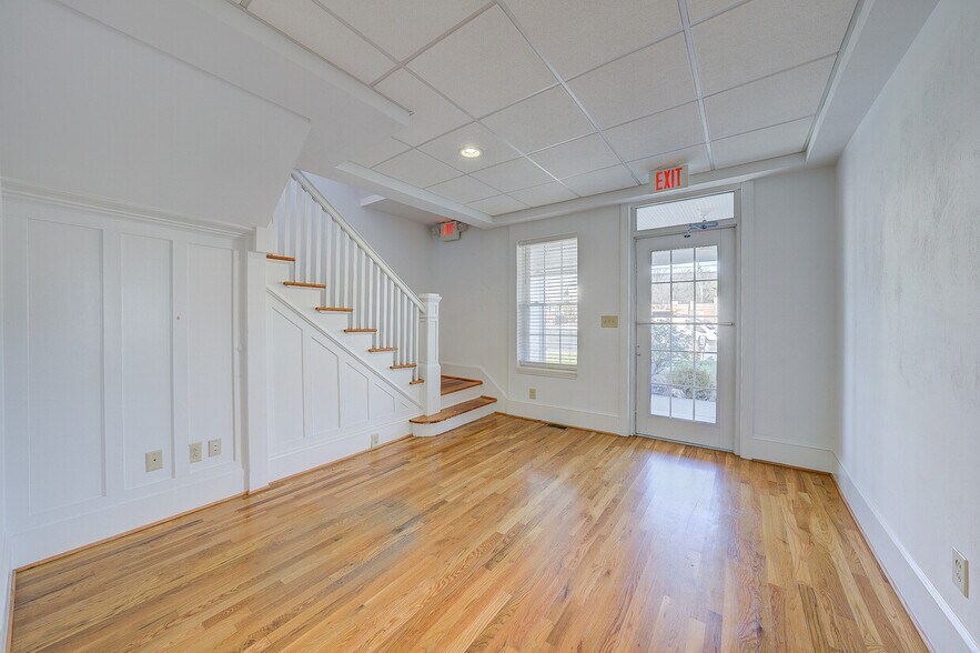 More Photos Of 2936 W Main St, Salem Office For Lease